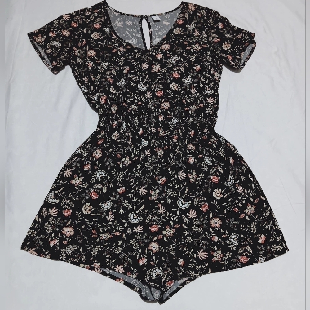 3 X$25. Old Navy Multicolor hole back romper with pockets and elastic waist Sz S - Picture 1 of 14
